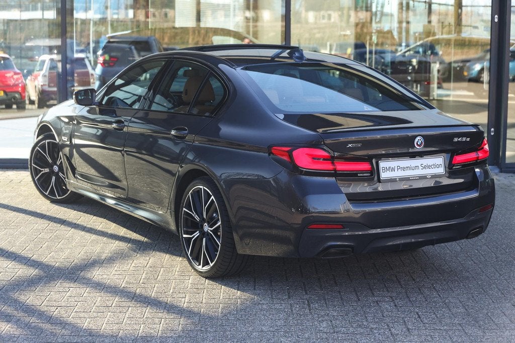 BMW 5 Serie 545e xDrive M Sport Automaat / Sportstoelen / Ac, Auto's, BMW, Gebruikt, Zwart, Bedrijf, Elektrische stoelverstelling