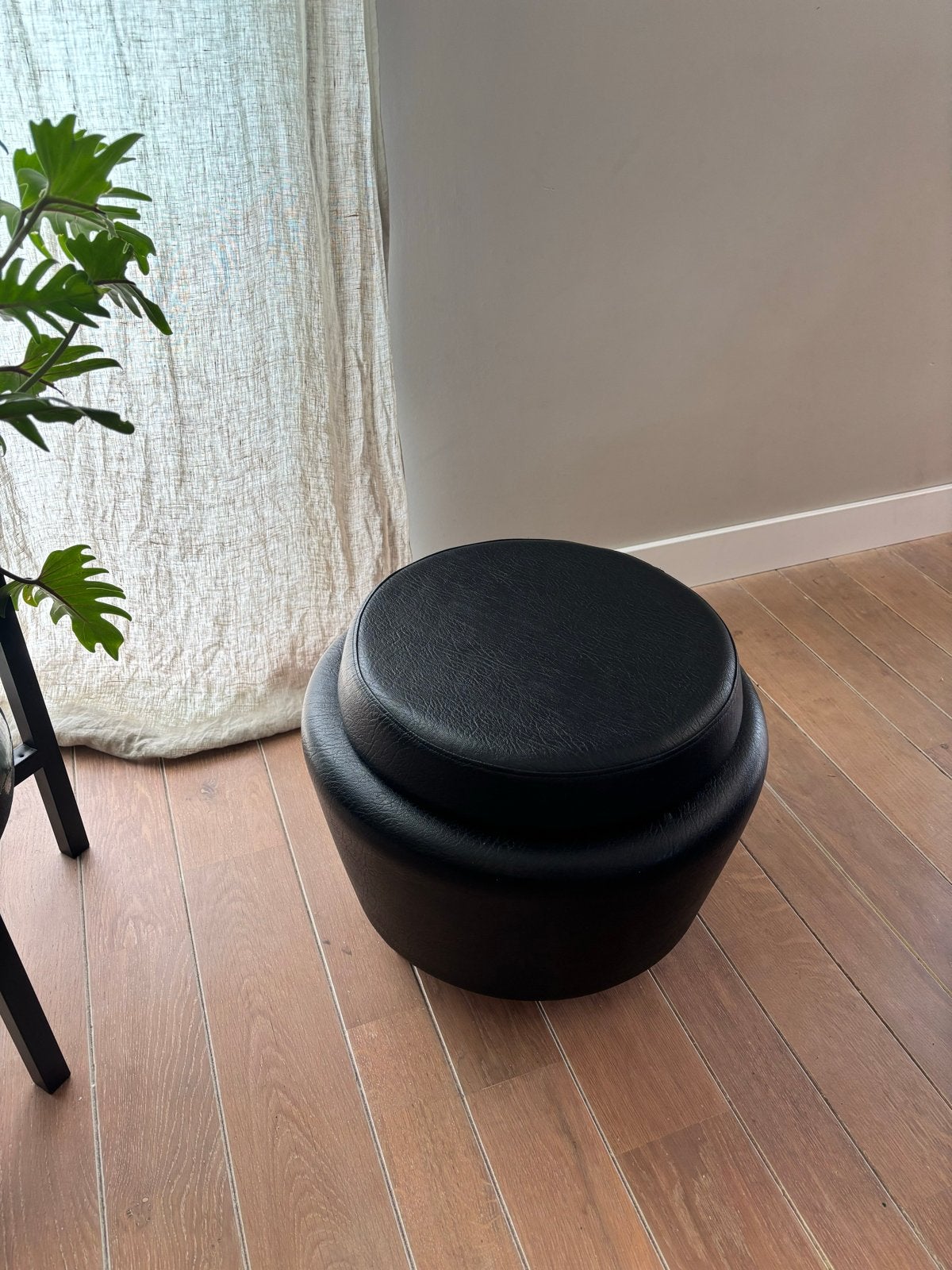 Vintage Design Poef Jaren '70 - Zwart Leer met Opbergruimte, Ophalen, Minder dan 50 cm, Gebruikt, Rond
