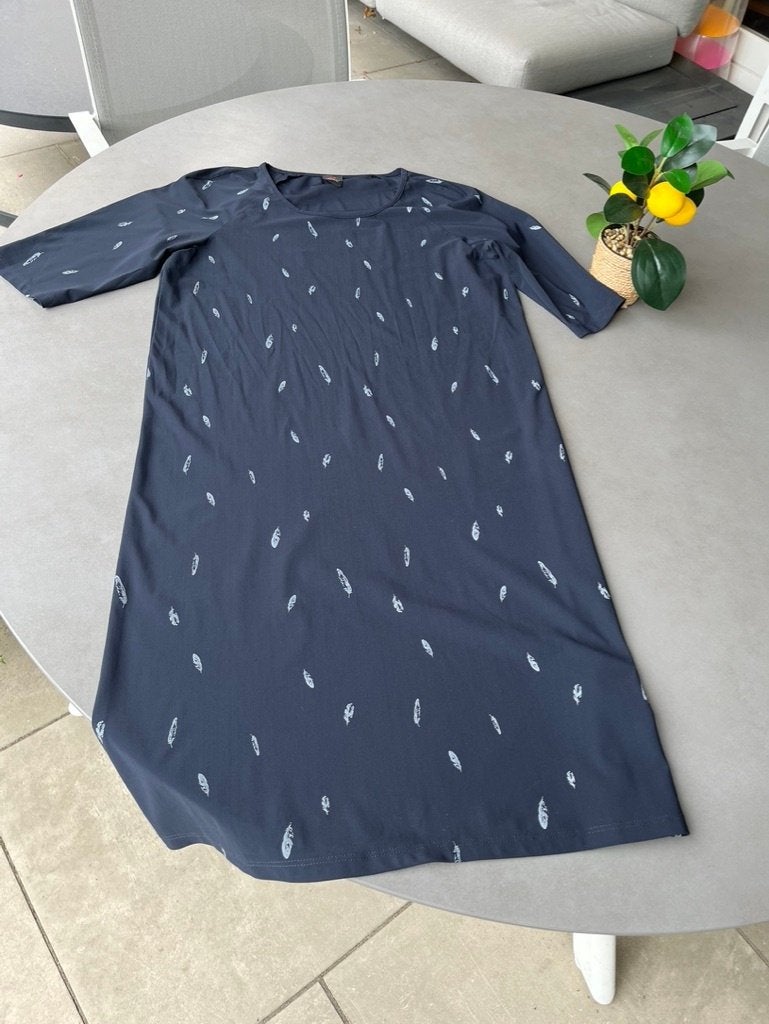 Blauw Penn & Ink travel jurkje met veertjes dessin, maat 40, Kleding | Dames, Jurken, Maat 38/40 (M), Penn & Ink, Blauw, Ophalen of Verzenden