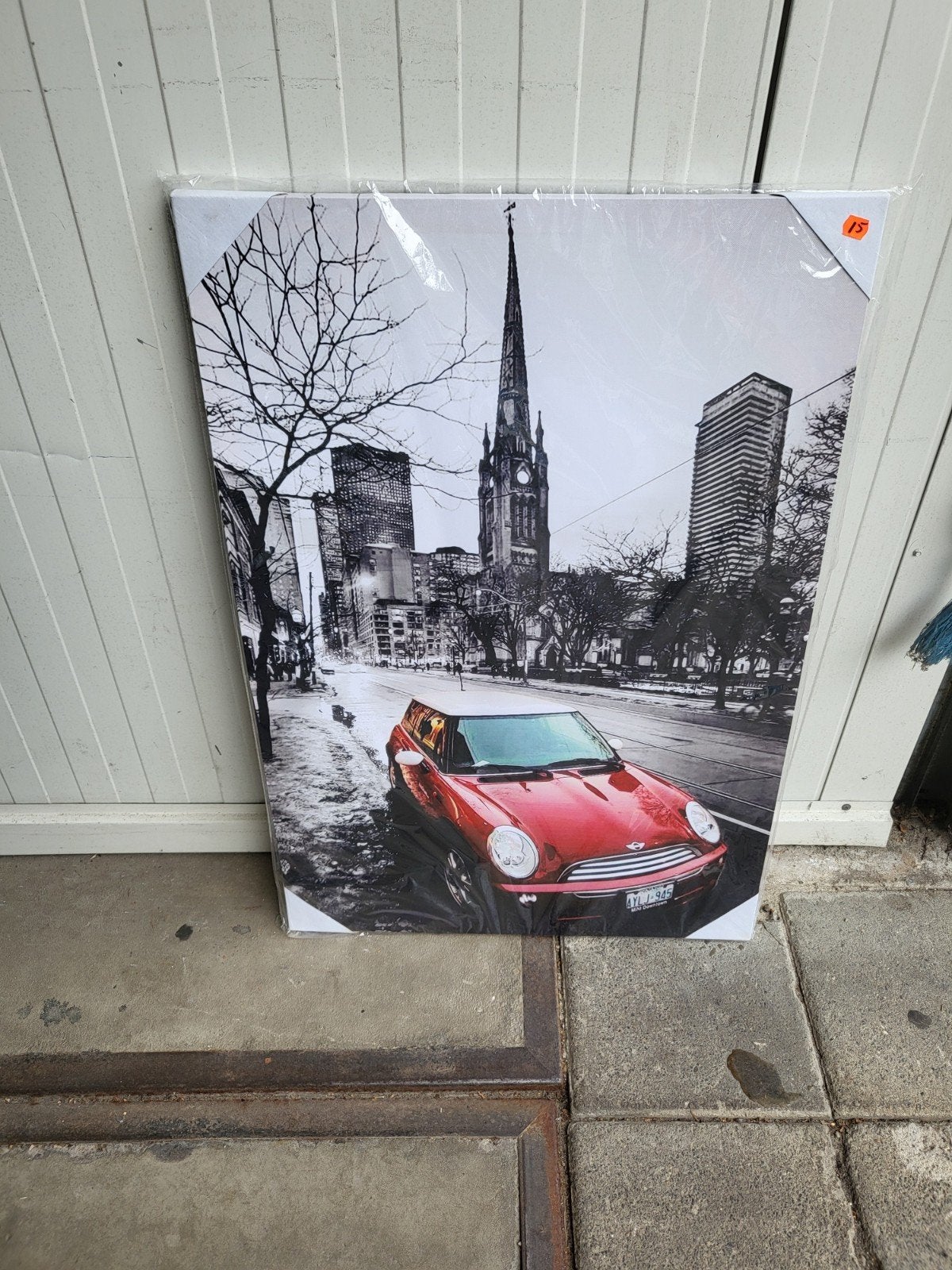 Canvas schilderij: Rode Mini Cooper in zwart-wit stadsbeeld, Ophalen, Nieuw, Schilderij, 75 – 100