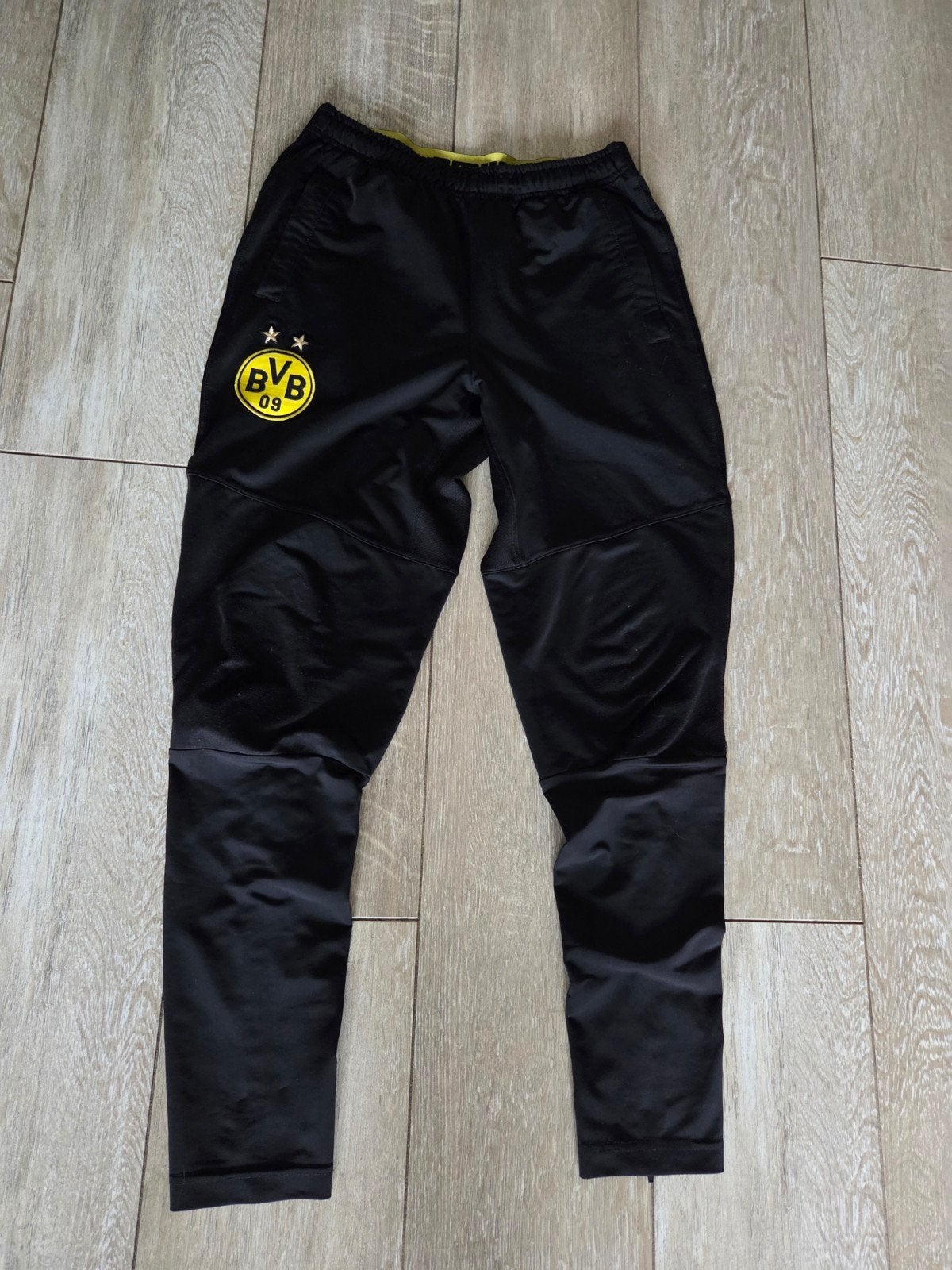 Borussia Dortmund trainingsbroek. Maat 13-14 jaar. 158-164., Kinderen en Baby's, Kinderkleding | Maat 158, Gebruikt, Jongen of Meisje