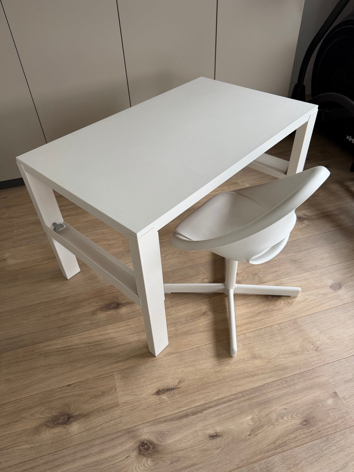IKEA PÅHL bureau met verstelbare hoogte +  kinderbureaustoel, Huis en Inrichting, Ophalen, Gebruikt, Kinderbureau, In hoogte verstelbaar