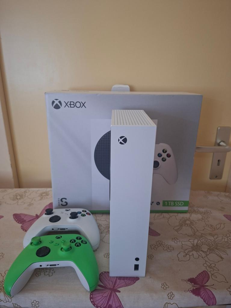 Xbox Series S 1TB SSD met 2 controllers, Spelcomputers en Games, Spelcomputers | Xbox Series X en S, Ophalen, Zo goed als nieuw