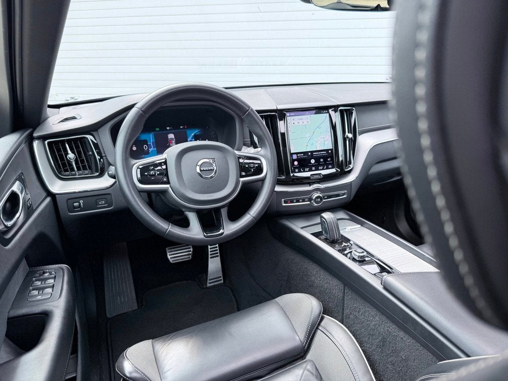 Volvo XC60 B5 250PK Ultimate Dark|PANO|T.HAAK|CRUISE|CAMERA|, Gebruikt, 4 cilinders, 1969 cc, Zwart