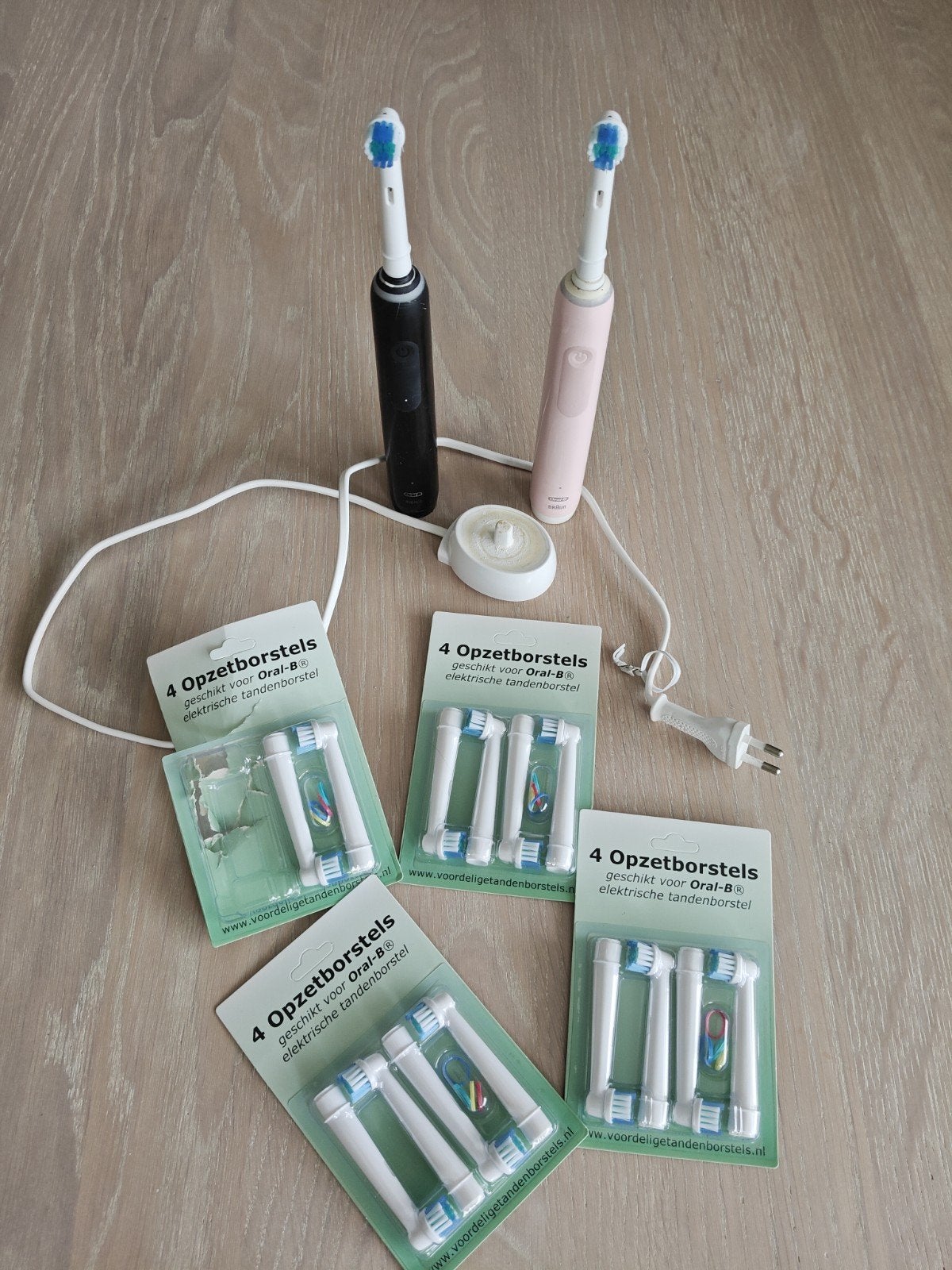 2 Oral-B Braun Tandenborstels met 30 Opzetborstels + Oplader, Ophalen, Gebruikt, Mondverzorging