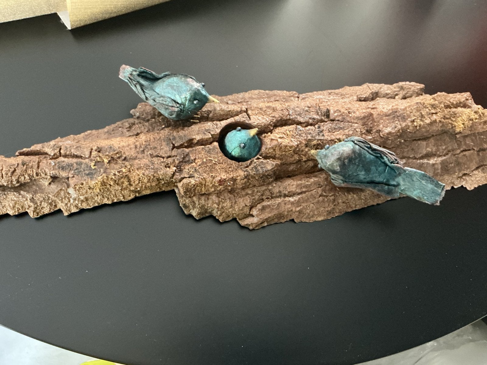 Decoratieve sculptuur: vogels op boomstam, Natuurlijk materiaal, Ophalen of Verzenden, Handgemaakt, 20 - 50 cm
