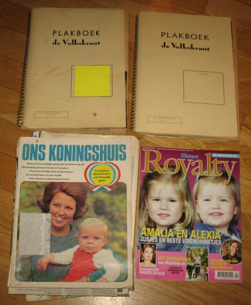 Plakboek De Volkskrant 2x Het Oranjehuis OUD koningshuis, Verzamelen, Koninklijk Huis en Royalty, Ophalen of Verzenden, Gebruikt
