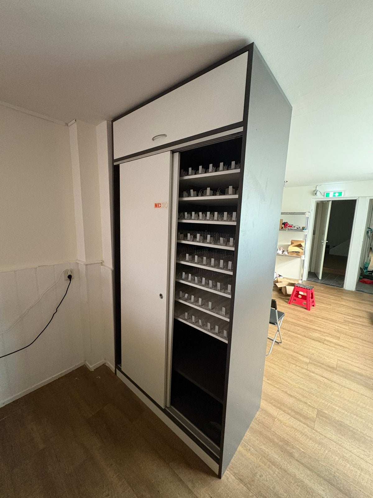 Sigarettenkast voor tabak, Huis en Inrichting, Ophalen, 50 tot 100 cm, Zo goed als nieuw, Minder dan 100 cm