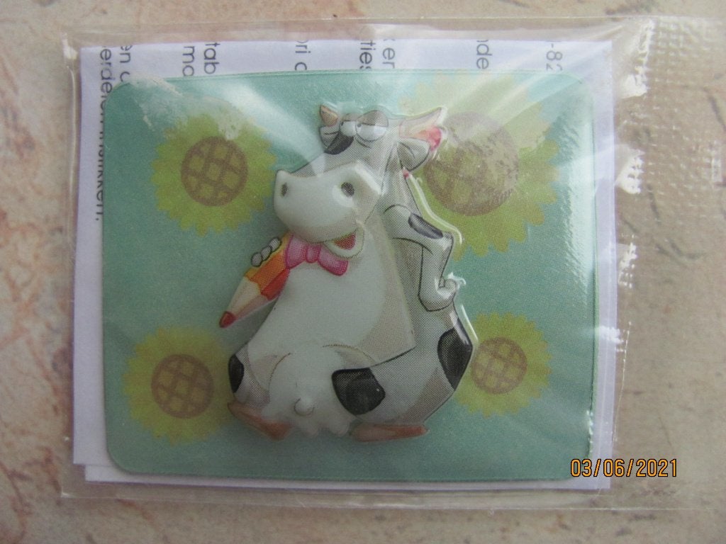 NIEUW in verpakking 1 x 3D Sticker KOE kunststof reliëf 4 cm, Ophalen of Verzenden, Nieuw, Sticker