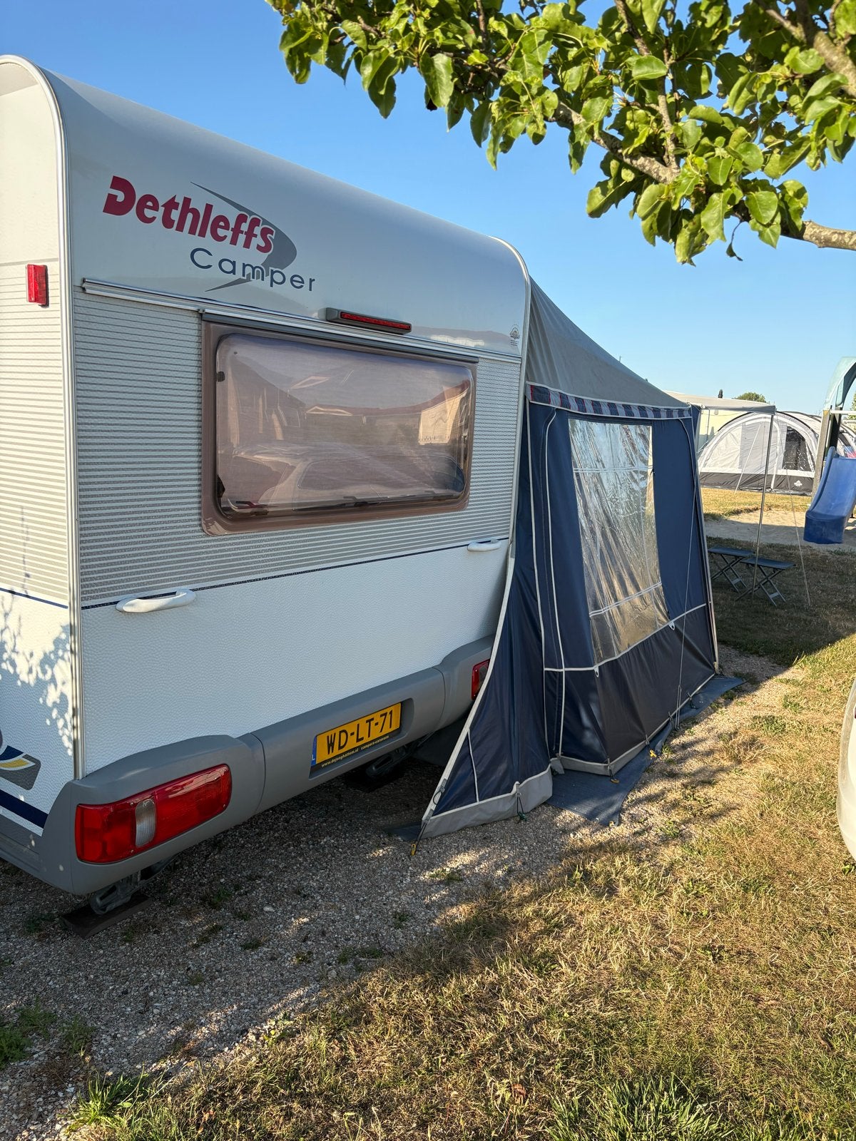 Dethleffs Camper caravan met voortent, Caravans en Kamperen, Vast bed, Rondzit, 750 - 1000 kg, Particulier