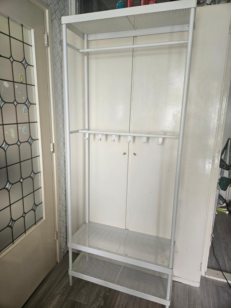 Kapstop met plankjes en haakjes en rek voor hangers, Ophalen