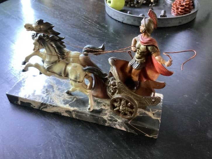 Vintage Romeinse Gladiator Strijdwagen Beeldje - Jaren '50, Antiek en Kunst, Kunst | Beelden en Houtsnijwerken, Ophalen of Verzenden