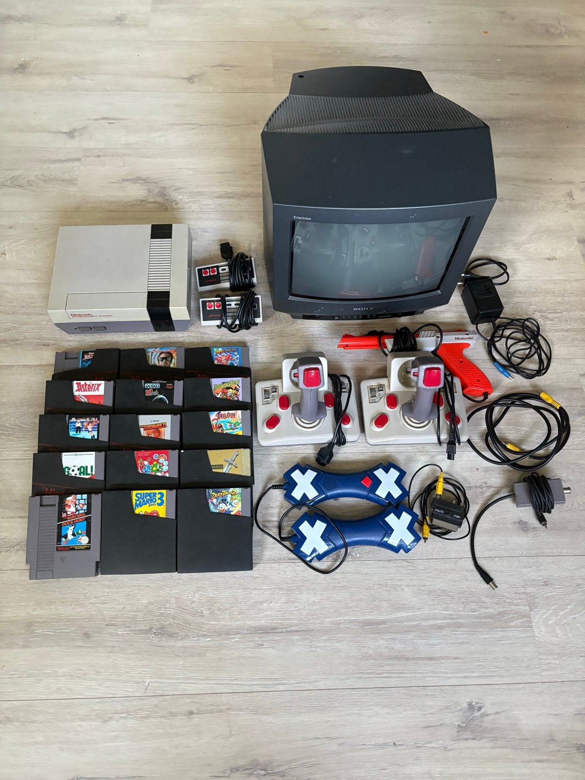 Complete Nintendo NES set met TV, 15 games en accessoires, Spelcomputers en Games, Ophalen, Gebruikt, Met 2 controllers, Met games
