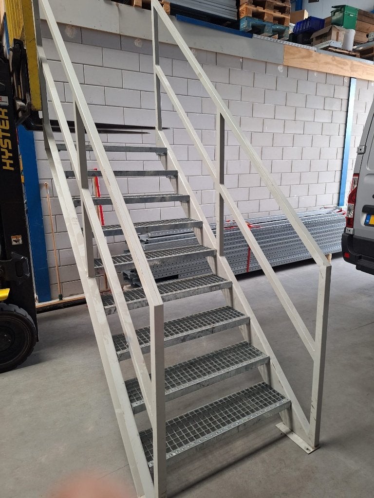 Magazijntrap Trap Steektrap 45 graden Tussenvloer Etagevloer, Ophalen, 2 tot 4 meter