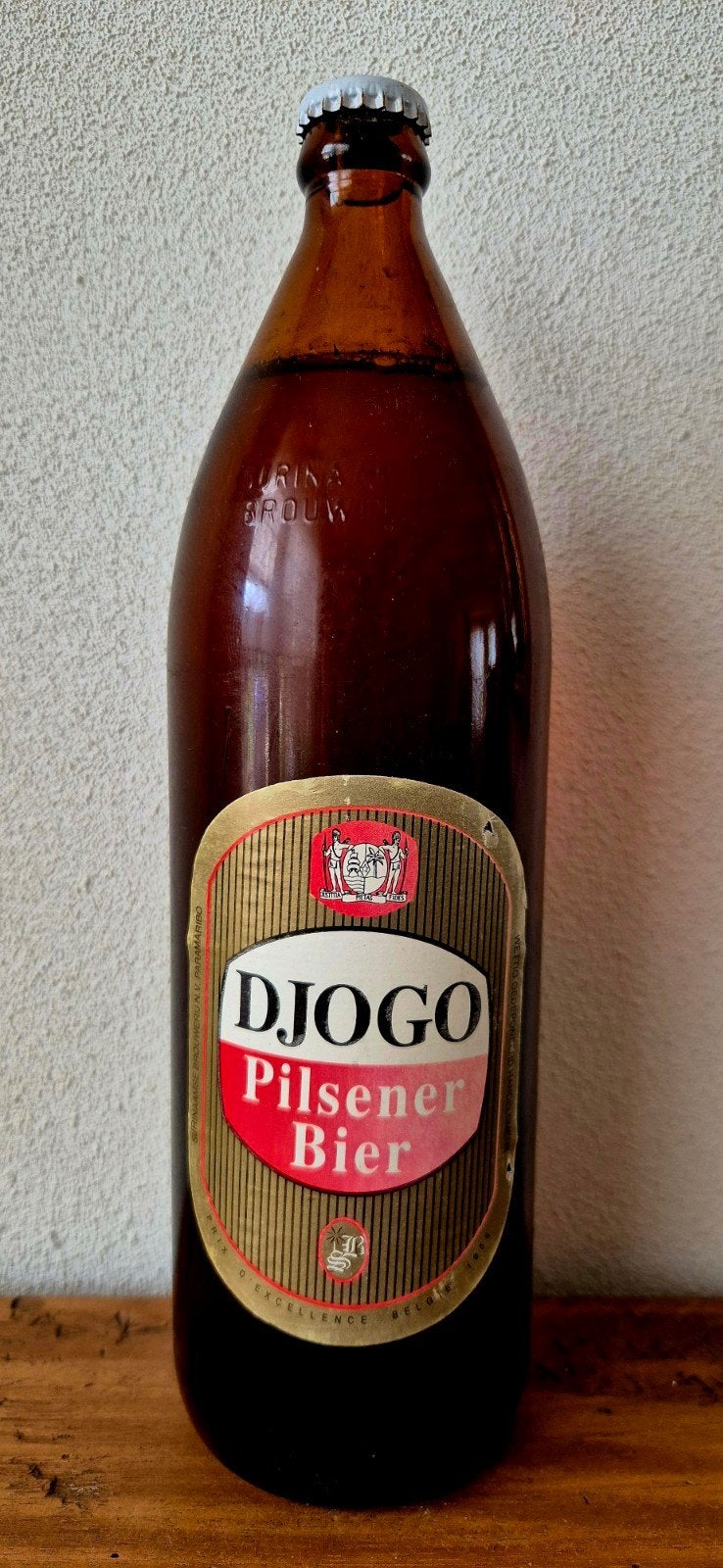 fles 1999 Djogo Pilsener Bier Paramaribo, Suriname verzamel, Verzamelen, Ophalen of Verzenden, Zo goed als nieuw, Flesje(s), Overige merken