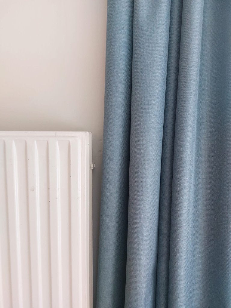 Verduisterende gordijnen grijs/blauw incl rails, Huis en Inrichting, Ophalen, Zo goed als nieuw, 273 cm, Gordijn