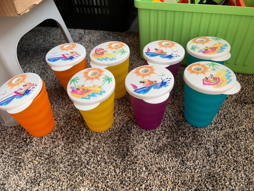 Tupperware rietjesbeker met vrolijk strandprint op deksel, Huis en Inrichting, Keuken | Tupperware, Tupperware, Beker of Kan, Nieuw