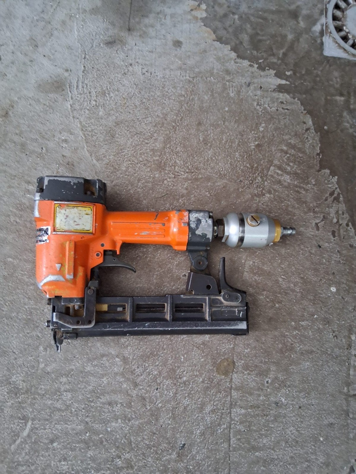 Gebruikte tacker/nietmachine - Oranje, Doe-het-zelf en Verbouw, Gereedschap | Handgereedschap, Ophalen of Verzenden, Gebruikt