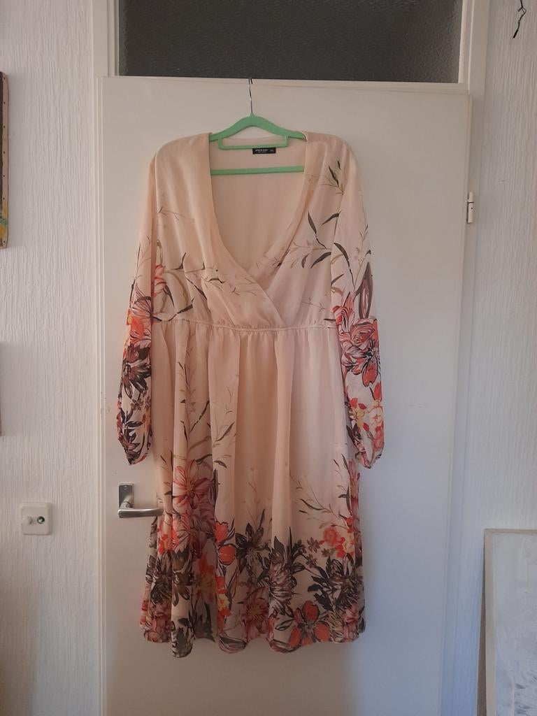 Shein Curve Bloemenjurk - Maat 3XL, Kleding | Dames, Beige, Maat 46/48 (XL) of groter, Ophalen of Verzenden, Zo goed als nieuw