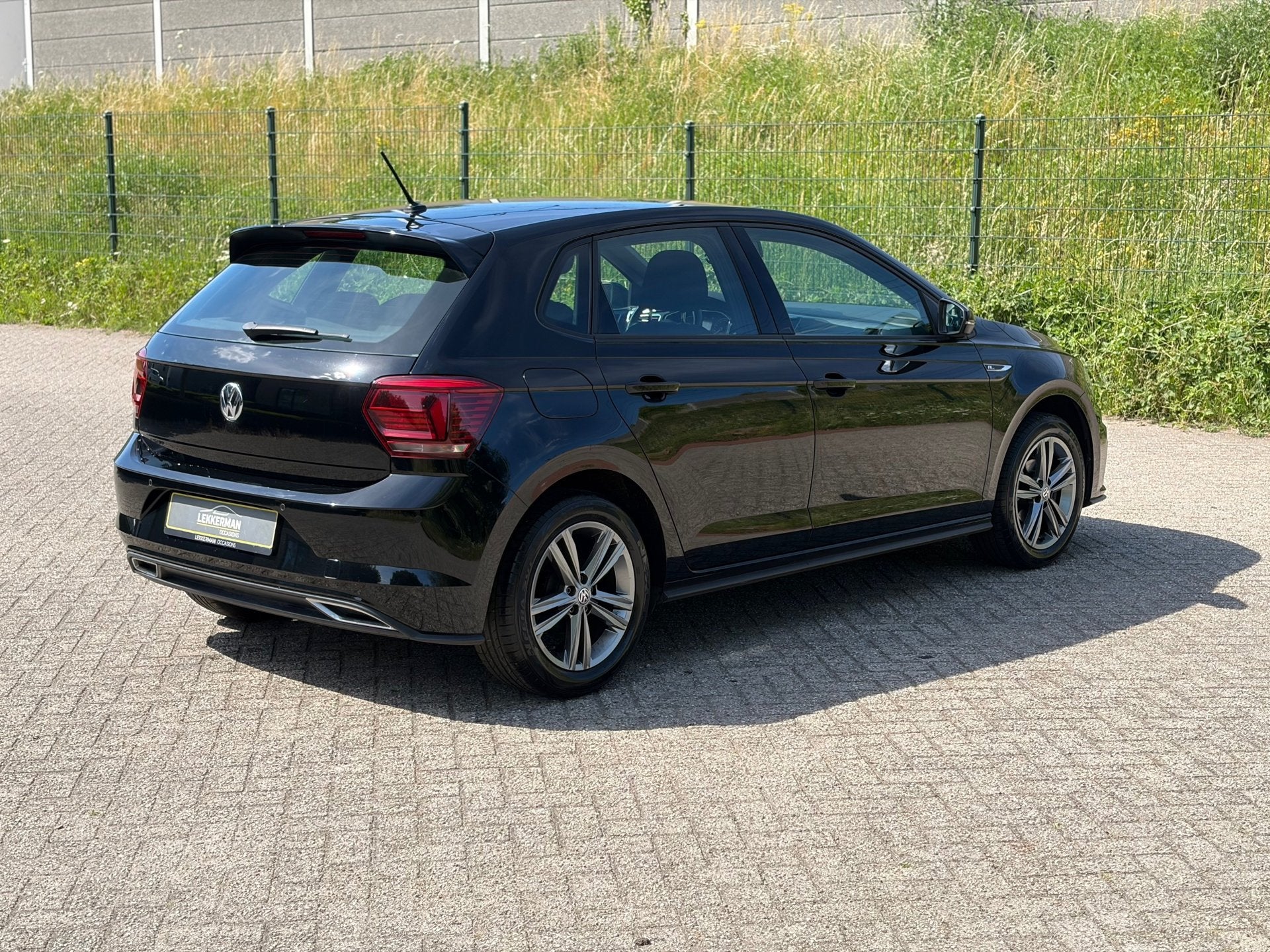 Volkswagen Polo 1.0 R-LINE I PDC I EERSTE EIGENAAR I VOLL ON, Auto's, Volkswagen, Gebruikt, LED verlichting, Zwart, Origineel Nederlands
