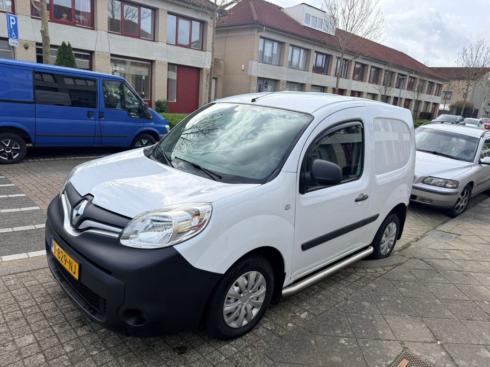 TE KOOP: RENAULT KANGOO 2018 – UITGEBREID ONDERHOUDEN, Auto's, Voorwielaandrijving, 74 pk, 4 cilinders, Renault