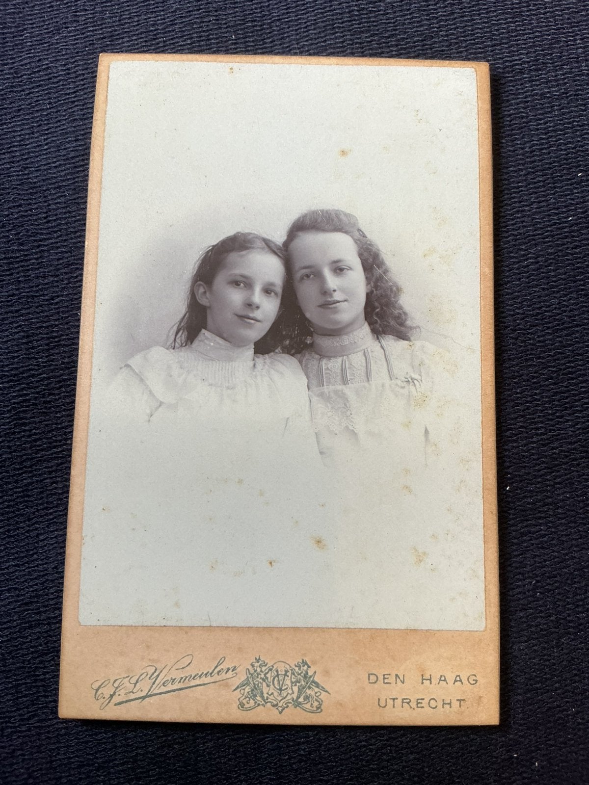 CDV, Zusjes, C.J.L. VERMEULEN, DEN HAAG, Carte de Visite, Ophalen of Verzenden, Voor 1940, Gebruikt, Foto