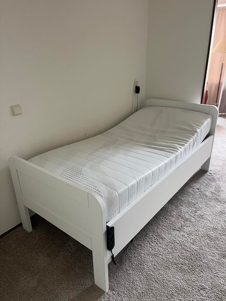 Verstelbaar eenpersoonsbed met matras, Huis en Inrichting, Slaapkamer | Bedden, Ophalen, 90 cm, Eenpersoons, Wit