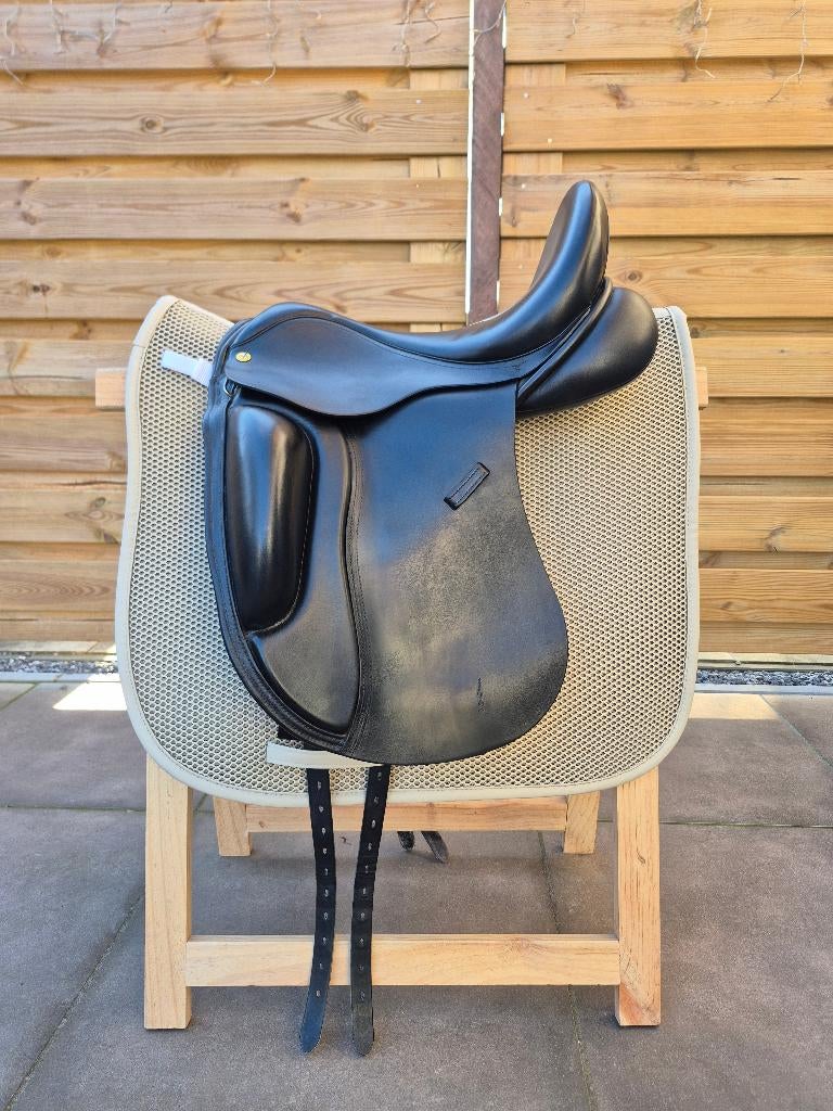 Anatomica Cygnus dressuurzadel 17,5 inch medium wide, Ophalen, Zo goed als nieuw, Dressuur