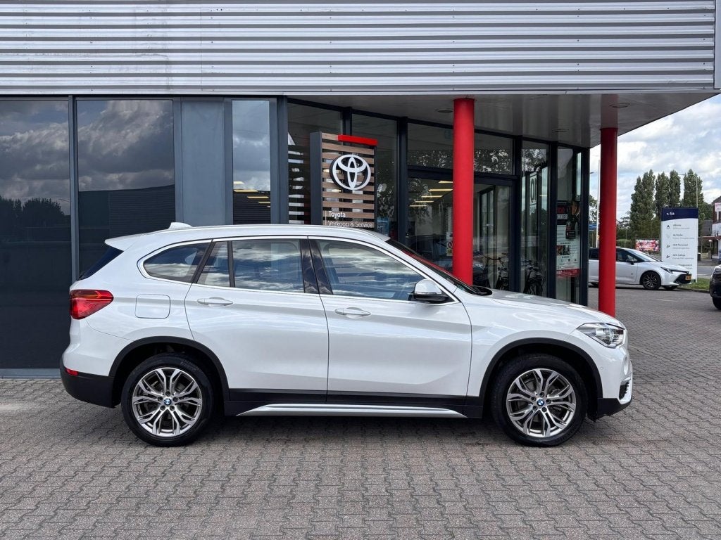 BMW X1 sDrive18i High Exec. | Automaat | Leder | Trekhaak |, Auto's, Gebruikt, Wit, Parkeerassistent, 3 cilinders