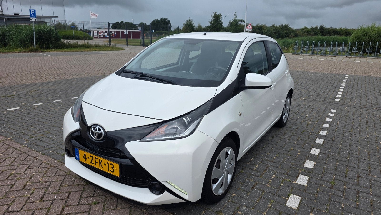 Toyota Aygo 1.0 12V Vvt-i Ddrs 2015 Wit, Auto's, Voorwielaandrijving, Zwart, 4 stoelen, Wit