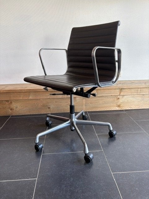 Vitra Eames EA 117 bureaustoel, aluminium, bruin leder, Huis en Inrichting, Bureaustoelen, Vitra, Bruin, Ophalen of Verzenden