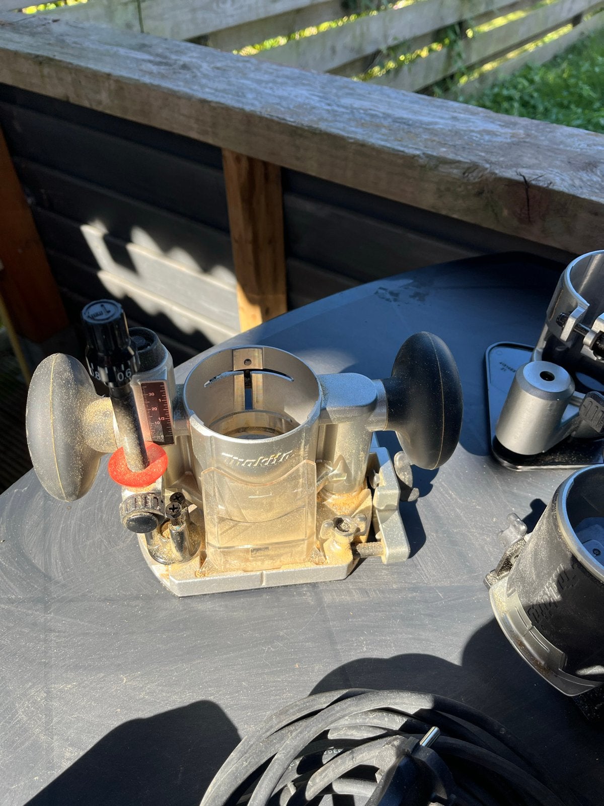 Makita RT0700CX3J Multitrimmer met diverse opzetstukken, Ophalen, Zo goed als nieuw, Elektrisch, Bovenfrees