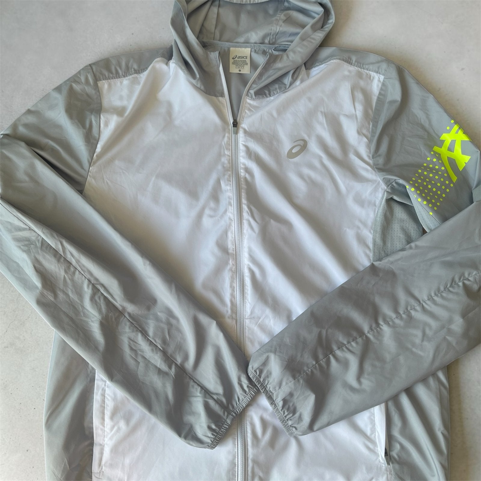 ASICS Hardloopjack / Windbreaker - Wit/Grijs/Neon Geel (S), Wit, Ophalen of Verzenden, Zo goed als nieuw, Hardlopen of Fietsen
