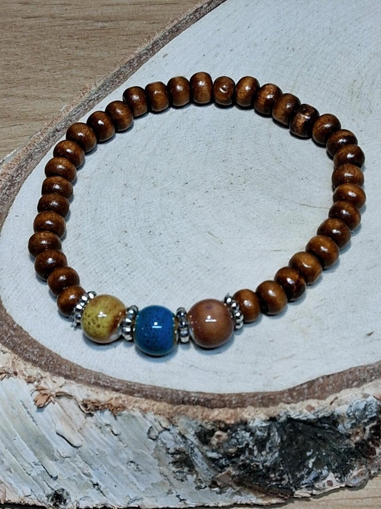 houten kralen armbandje met 3 kleuren kralen, Bruin, Nieuw, Ophalen of Verzenden, Met bedels of kralen