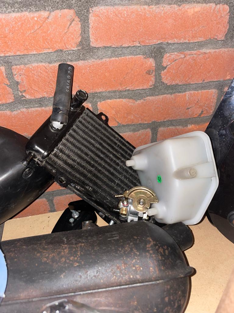 Piaggio 2t koeltankje en radiateur 50/70, Ophalen of Verzenden, Gebruikt, Overige typen, Piaggio