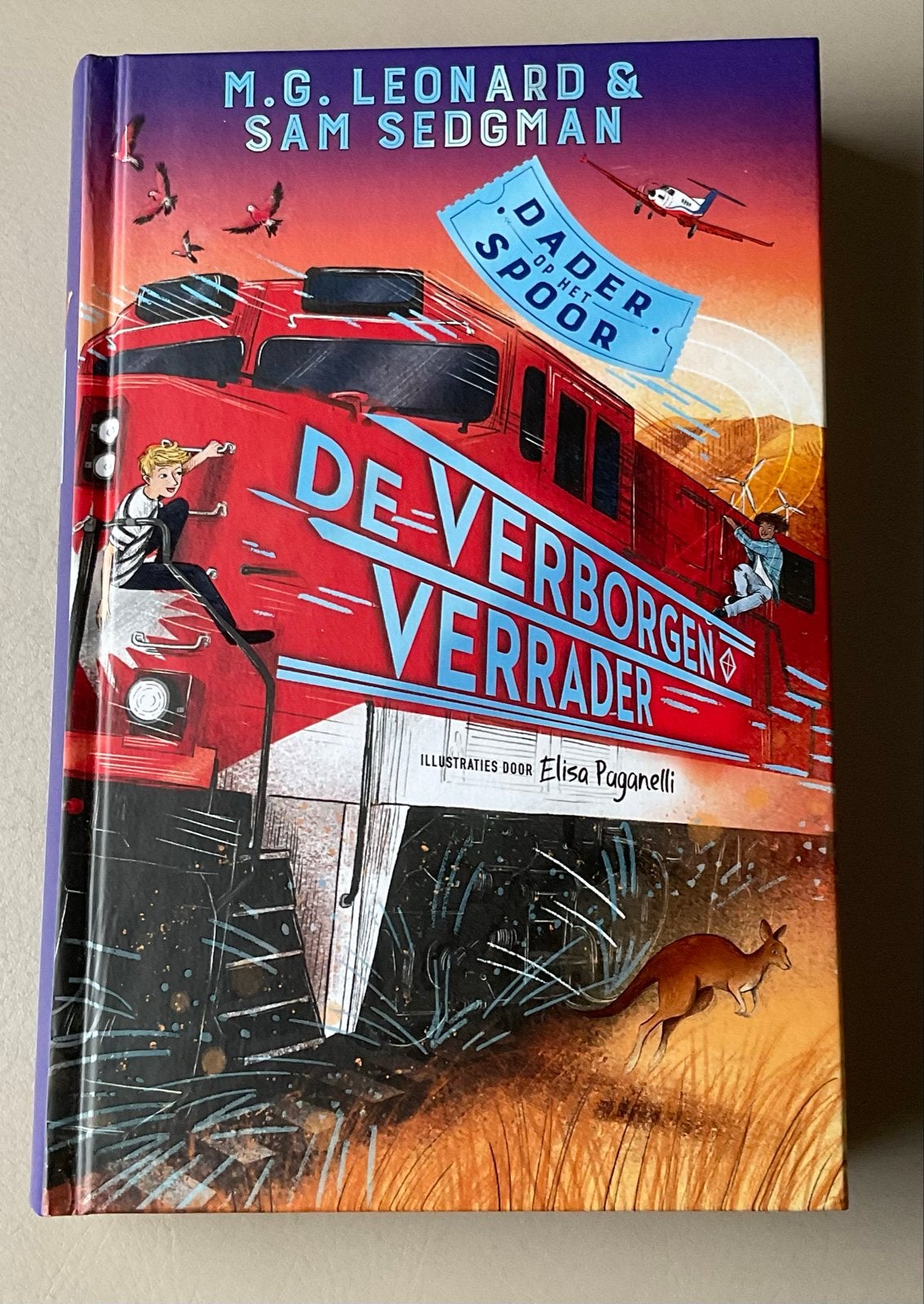 De Verborgen Verrader - M.G. Leonard & Sam Sedgman, Ophalen of Verzenden, Zo goed als nieuw, Fictie