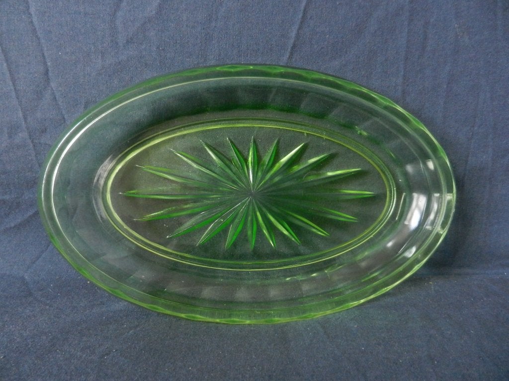 Ovale annagroene persglazen schaal uraniumglas b. 23,7 cm., Antiek en Kunst, Antiek | Glas en Kristal, Ophalen of Verzenden