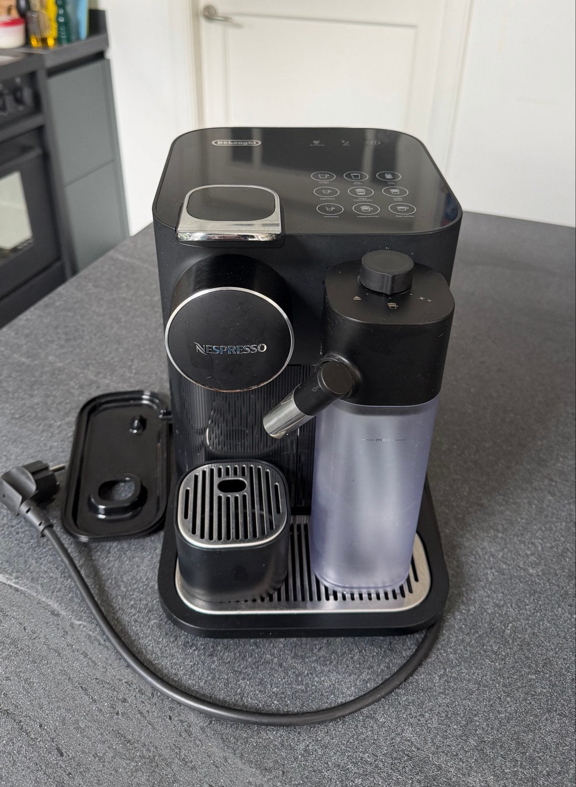 Nespresso De'Longhi Lattissima One - Zwart, Espresso apparaat, Ophalen of Verzenden, Zo goed als nieuw, 2 tot 4 kopjes