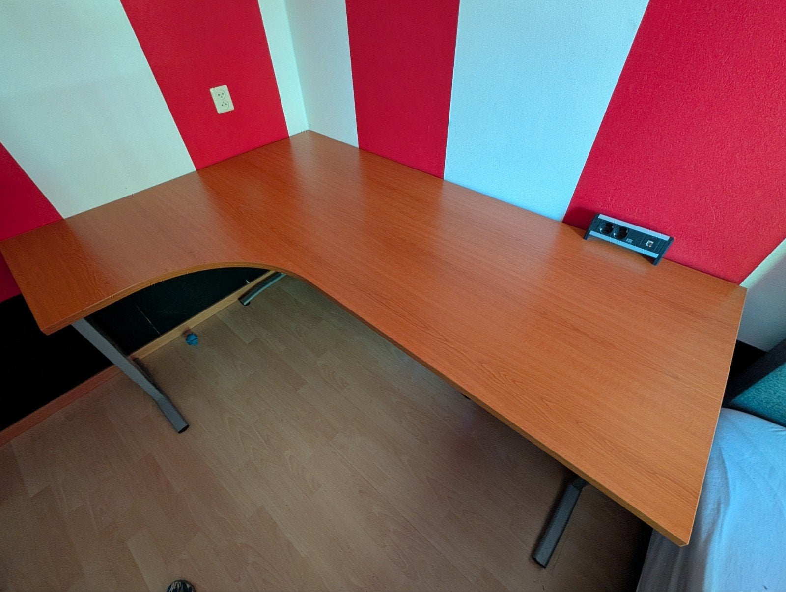 Hoekbureau met 3 Metalen poten, Ophalen, Gebruikt, Hout, Kabelgoot