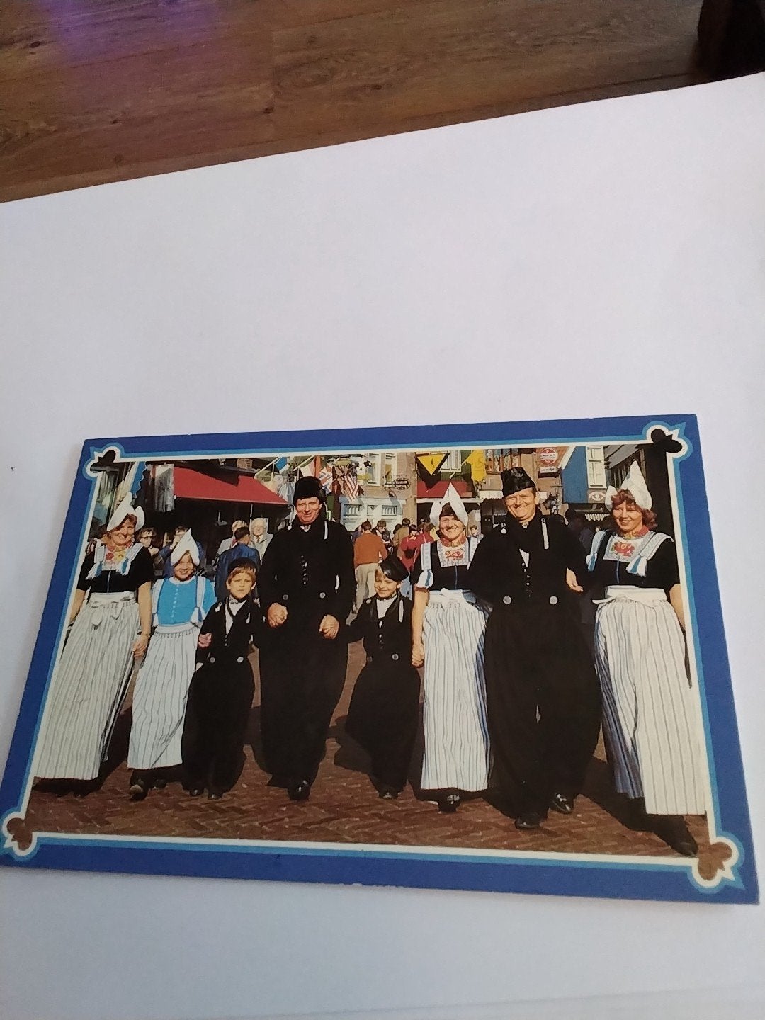 Ansichtkaart Volendamse klederdracht familie, Ophalen of Verzenden, 1980 tot heden, Gelopen, Noord-Holland