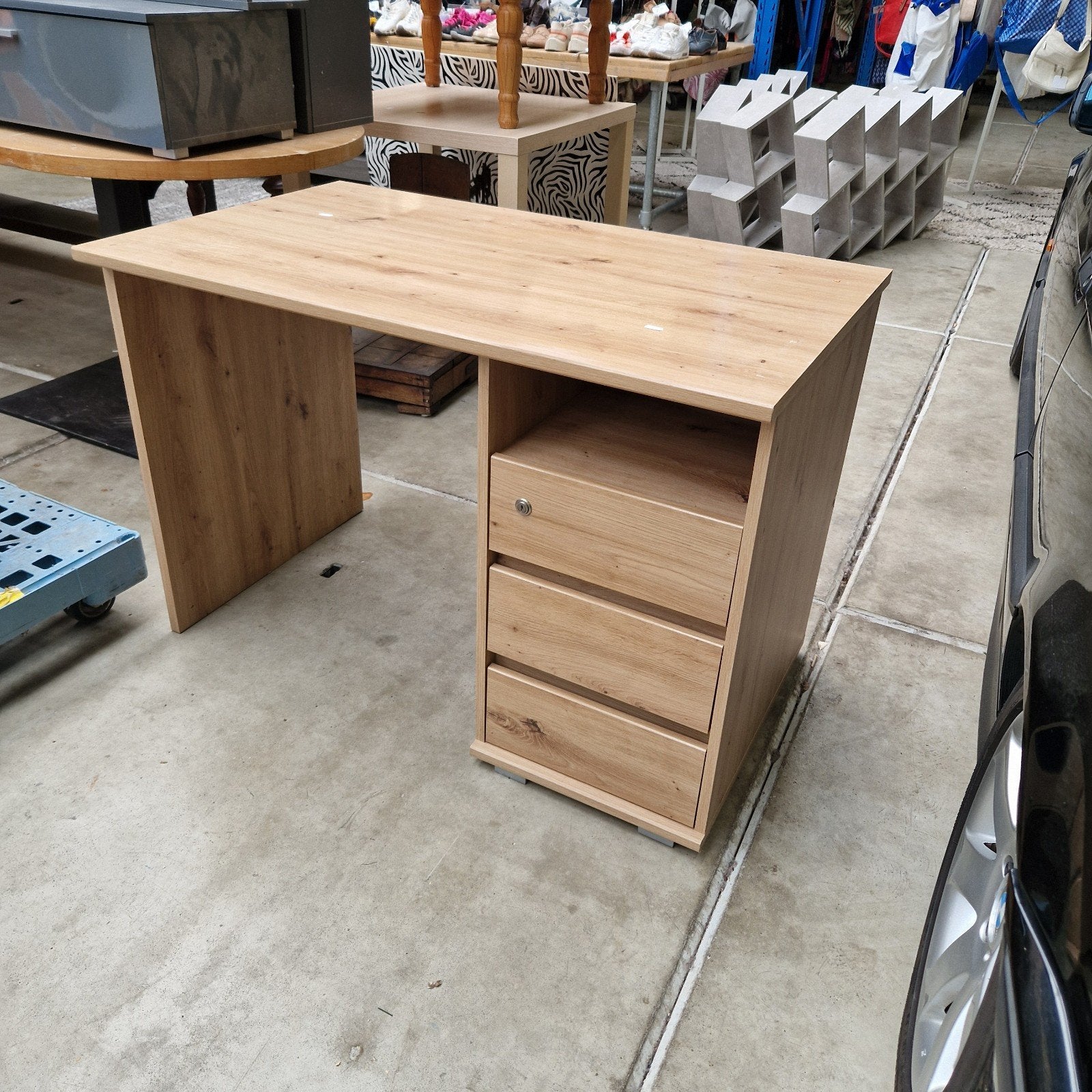 Houten bureau met lades en slot, Ophalen, Met lades, Gebruikt, Hout