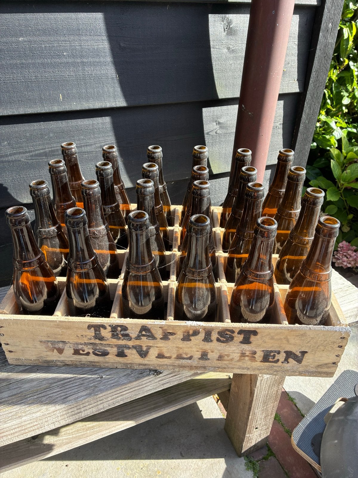 Originele lege houten krat Westvleteren met flessen, Ophalen