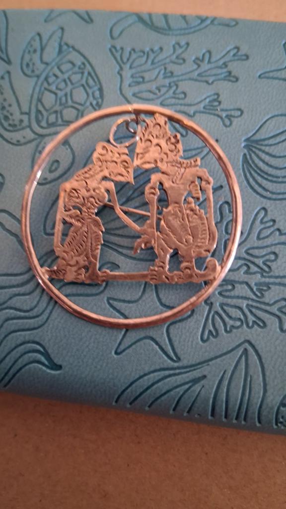 Zilveren broche/hanger Javaanse Wajangpoppen, Verzenden