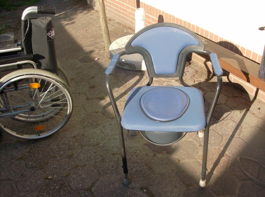 rolstoel met wc ingoede staat wienig gebruikt merk b+b, Ophalen, Inklapbaar, Zo goed als nieuw, Handbewogen rolstoel