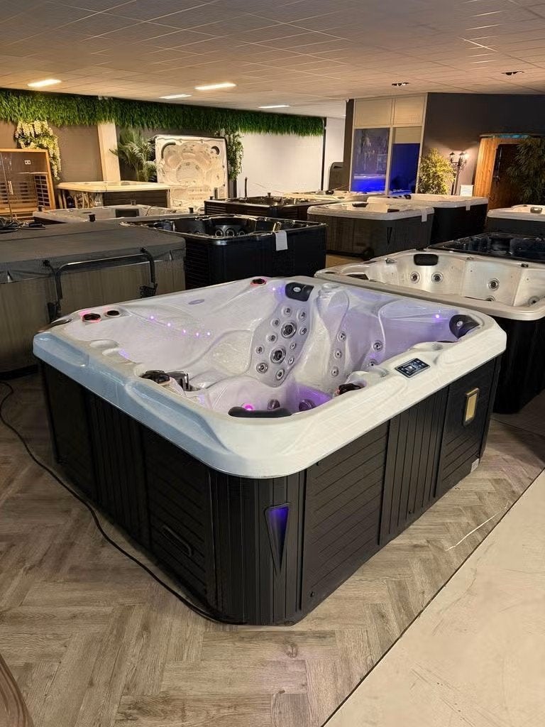 Spa/jacuzzi Luxe 5-Pers. 215 x 200 x 91 plug & play 220V, Ophalen, Zo goed als nieuw, Trap, Vast