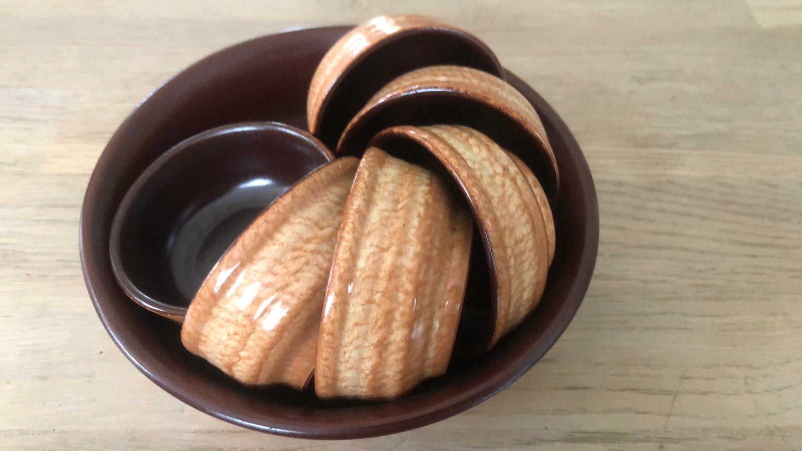 Snackschaal met 6 kleine schaaltjes 18 en 8 ø mooi aardewerk, Ophalen