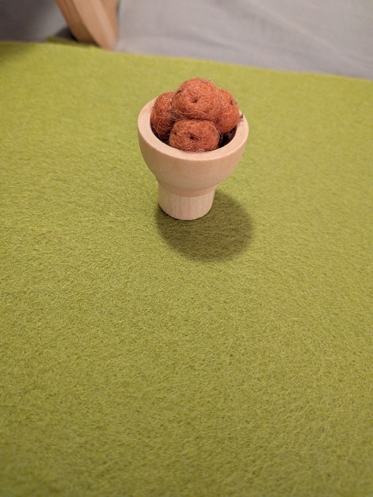 schaaltje oliebollen, Ophalen of Verzenden, Nieuw, Figuurtje(s), Wolvilt