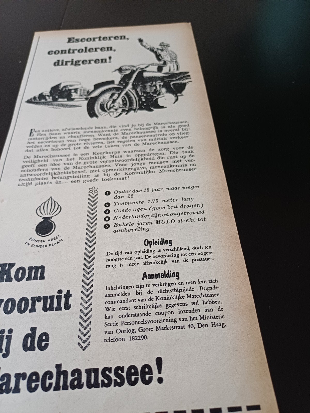 advertentie koninklijke Marechaussee escorteren 1955, Ophalen of Verzenden, Marechaussee, Nederland, Embleem of Badge
