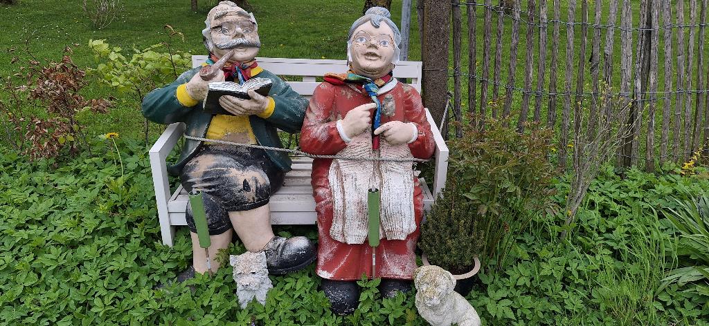 Decoratief tuinbeeld bejaard echtpaar- opa en oma op bank, Ophalen, Gebruikt, Fantasy