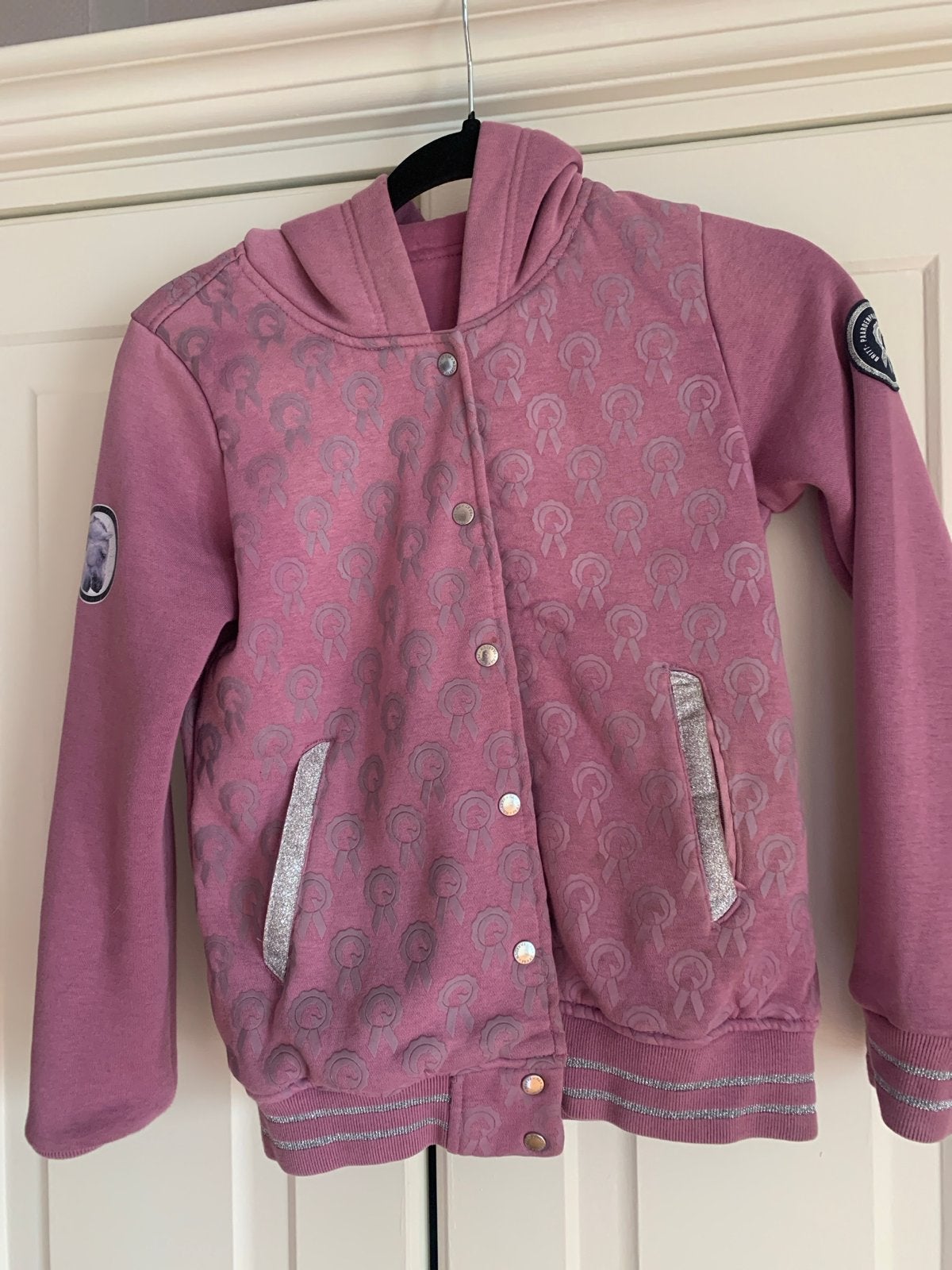 Roze vest met paardenprint en capuchon, maat 140, Ophalen, Zo goed als nieuw, Bovenkleding